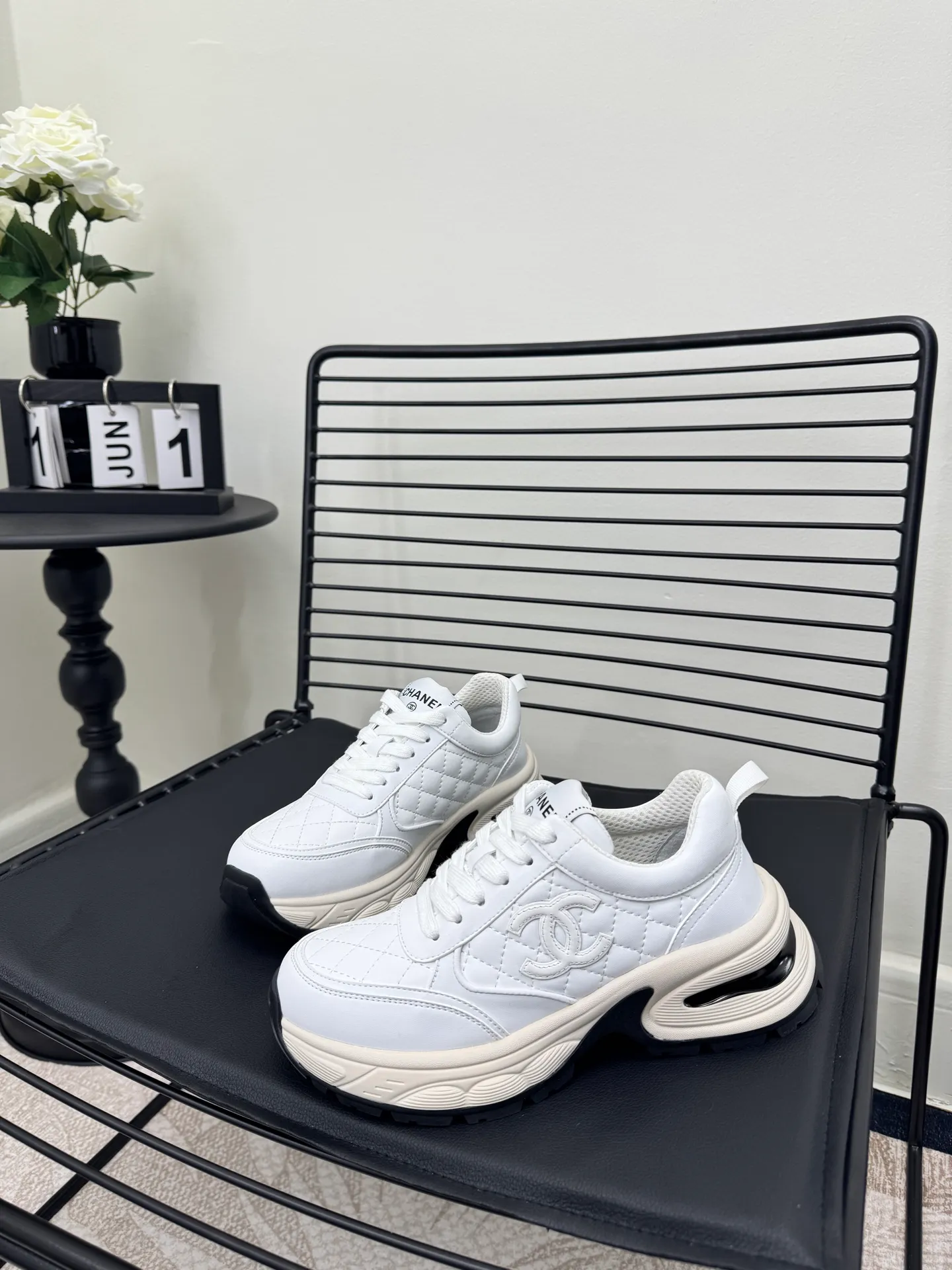 Men's men's shoes P660! Size: 35-41 Chanel 25C new Chanel sports and casual shoes. Versatile white shoes. You can’t go wrong with the styles. The contrasting colors are full of vitality. The logo embossed on the side is very delicate on the feet. The upper is made of original customized materials. The original outsole.